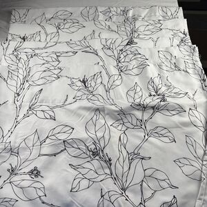 Drift Away Valances 52x20 Set Of 5 White w Black Stem And Leaf Pattern Design